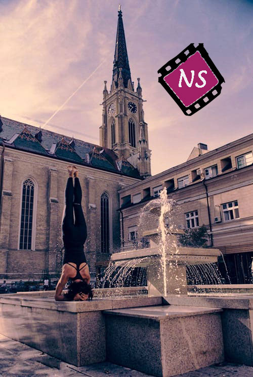Katolička porta Novi Sad, Vidi se fontana i katedrala i žena koja na fontani stoji na laktovima - naopako